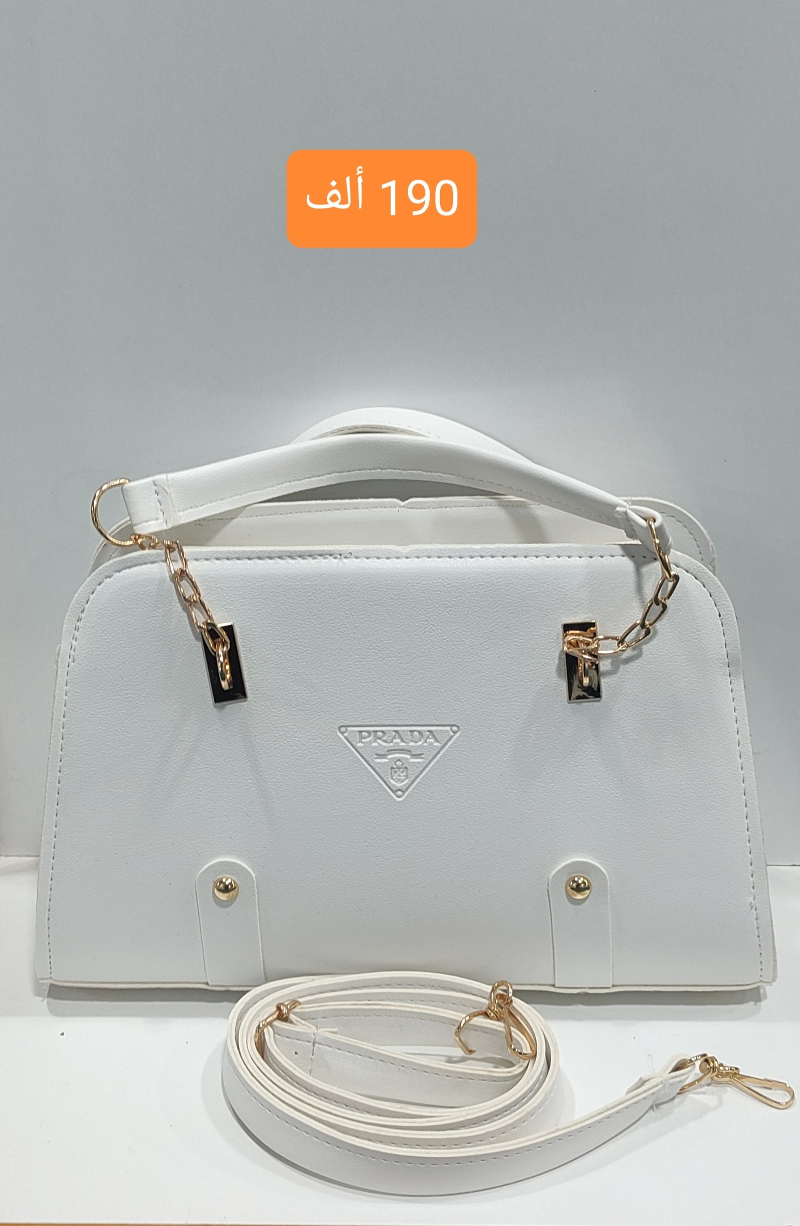 حقيبة يد فاخرة بتصميم كلاسيكي أنيق من العلامة الإيطالية prada